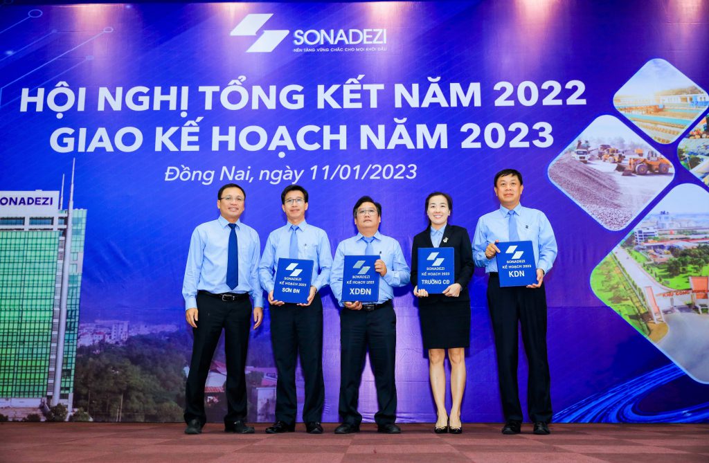 Các thành viên HĐQT Tổng công ty Sonadezi trao kế hoạch năm 2023 cho người đại diện phần vốn tại các công ty thành viên