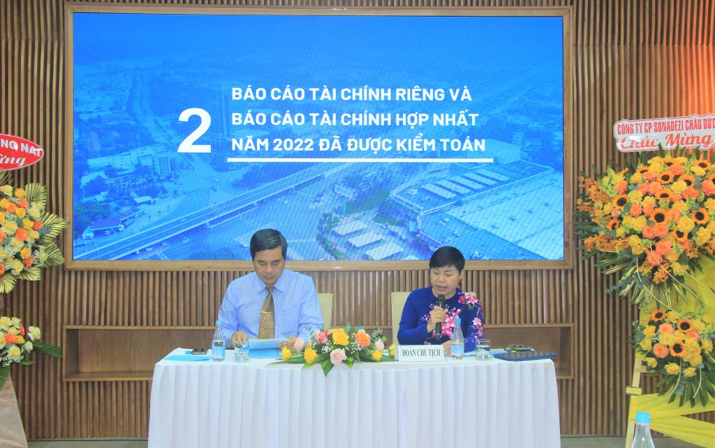 Chủ tịch HĐQT Sonadezi Đỗ Thị Thu Hằng và TGĐ Sonadezi Trần Thanh Hải trao đổi với cổ đông tại buổi họp