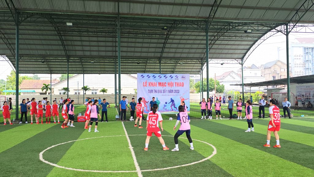 A tense women's football match between Sonadezi Giang Dien Shareholding Company and Sonadezi An Binh Joint Stock Company