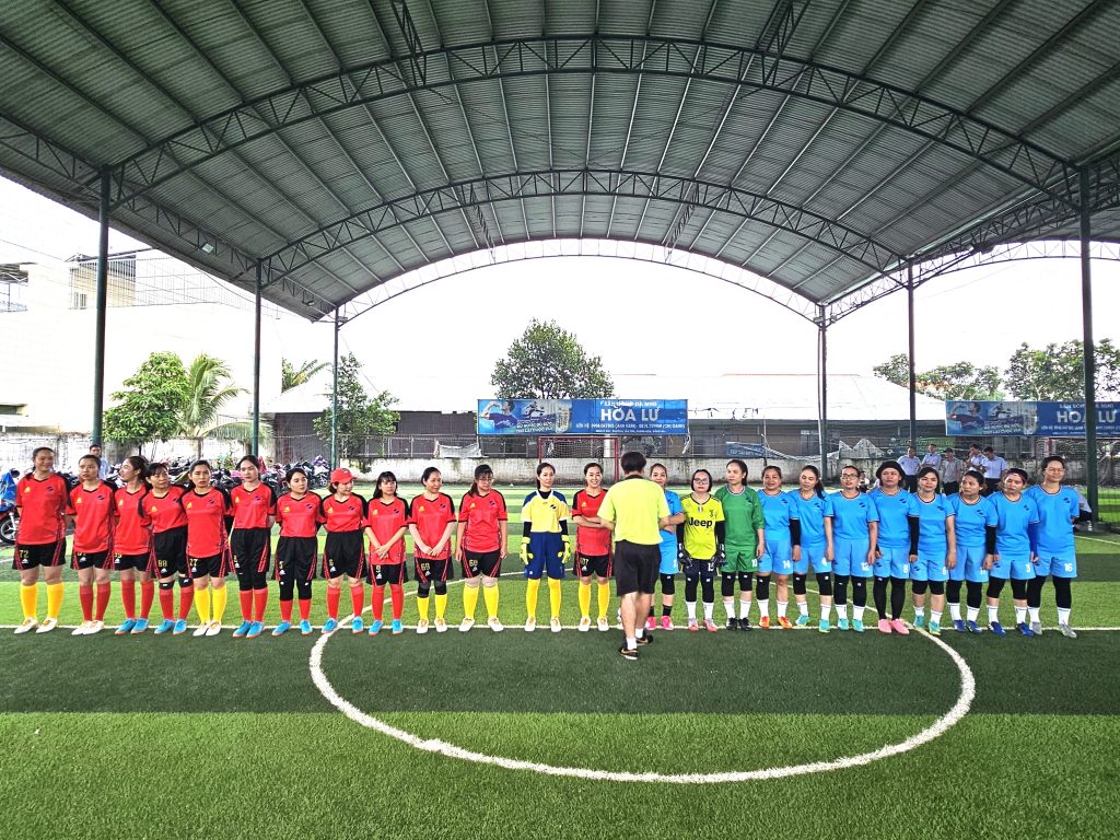 Trận đấu kịch tính giữa đội bóng nữ Công ty CP Sonadezi Long Thành và Công ty CP Sonadezi Long Bình