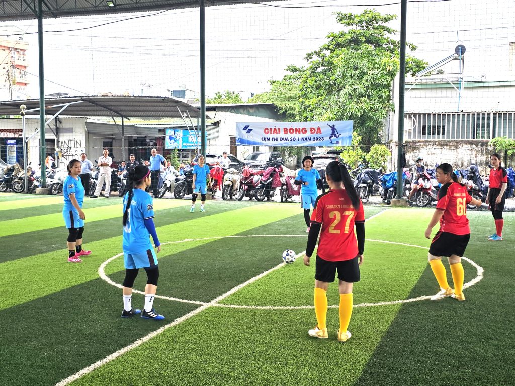 Trận đấu kịch tính giữa đội bóng nữ Công ty CP Sonadezi Long Thành và Công ty CP Sonadezi Long Bình