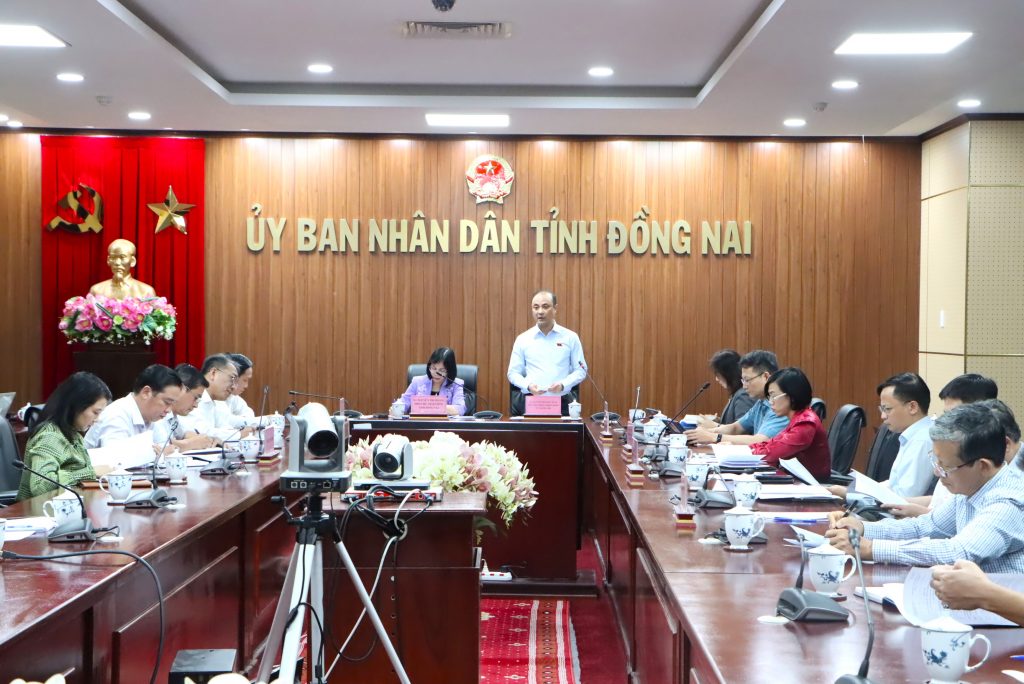 Mr. Nguyen Phuong Tuan, Deputy Head of the National Assembly's Committee for Science, Technology, and Environment speaks at the working session with Dong Nai Provincial People’s Committee