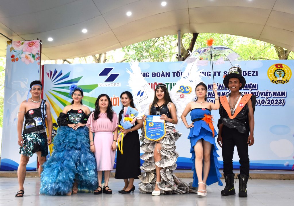 Ban tổ chức trao giải Nhì cho đội của Công đoàn Công ty CP Sonadezi Long Thành