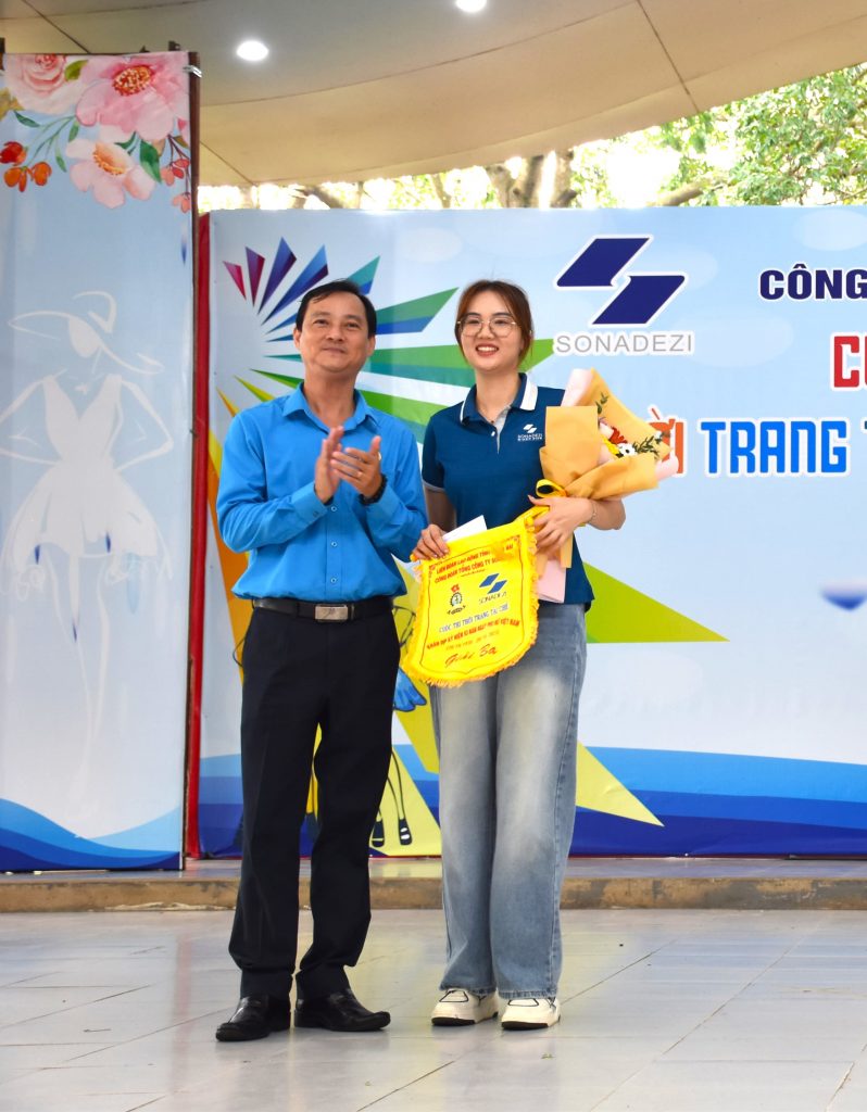 Ban tổ chức trao giải Ba cho đội của Công đoàn Công ty CP Sonadezi Giang Điền