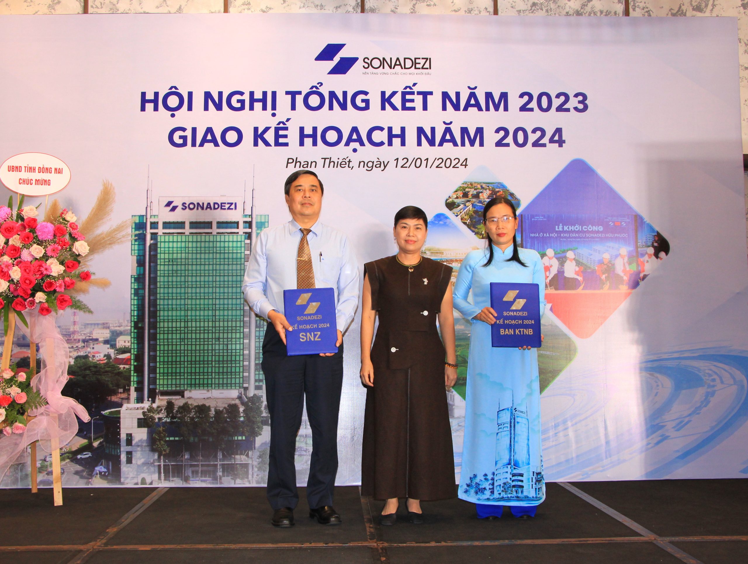 Bà Đỗ Thị Thu Hằng trao kế hoạch năm 2024 cho Tổng giám đốc và Trưởng ban Kiểm toán nội bộ Tổng công ty
