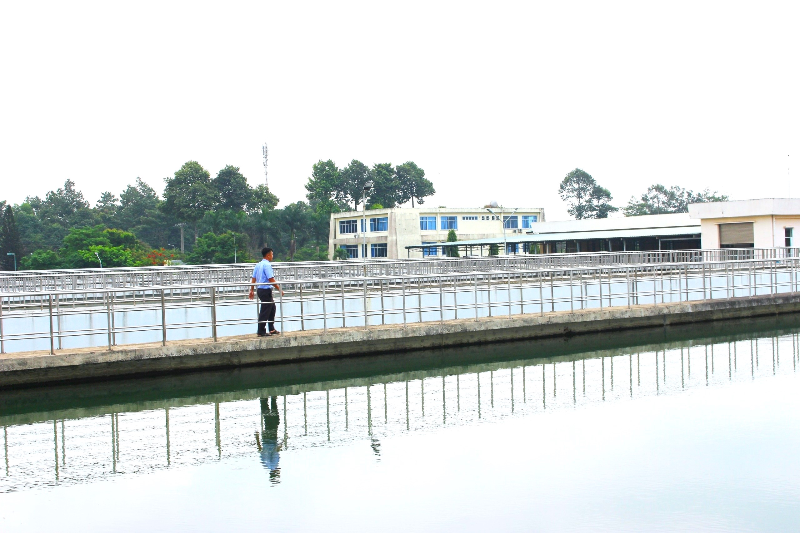 Xử lý nước sạch tại Nhà máy Nước Thiện Tân. Ảnh:B.Mai