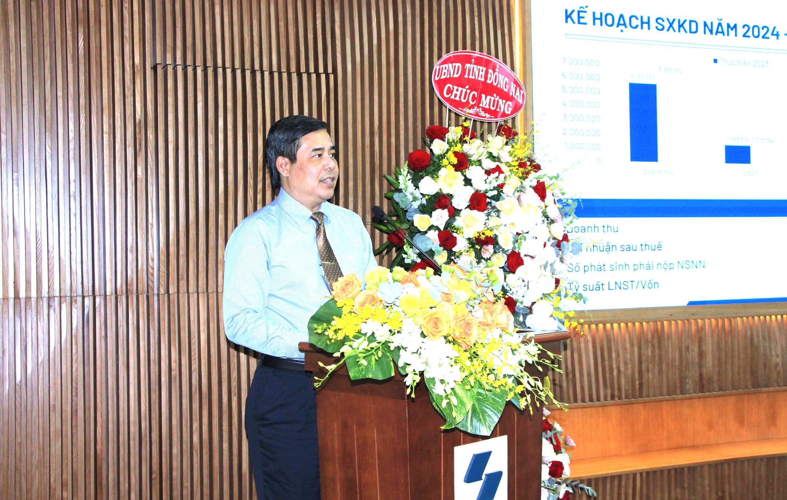 Ông Trần Thanh Hải - Thành viên HĐQT, Tổng giám đốc Sonadezi báo cáo về kết quả sản xuất kinh doanh năm 2023 và kế hoạch năm 2024