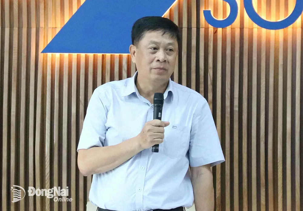 Mr. Truong Dinh Hiep, Chairman of the Board of Directors of Sonadezi Corporation reports on the production and business results of the enterprise. Photo: V.The