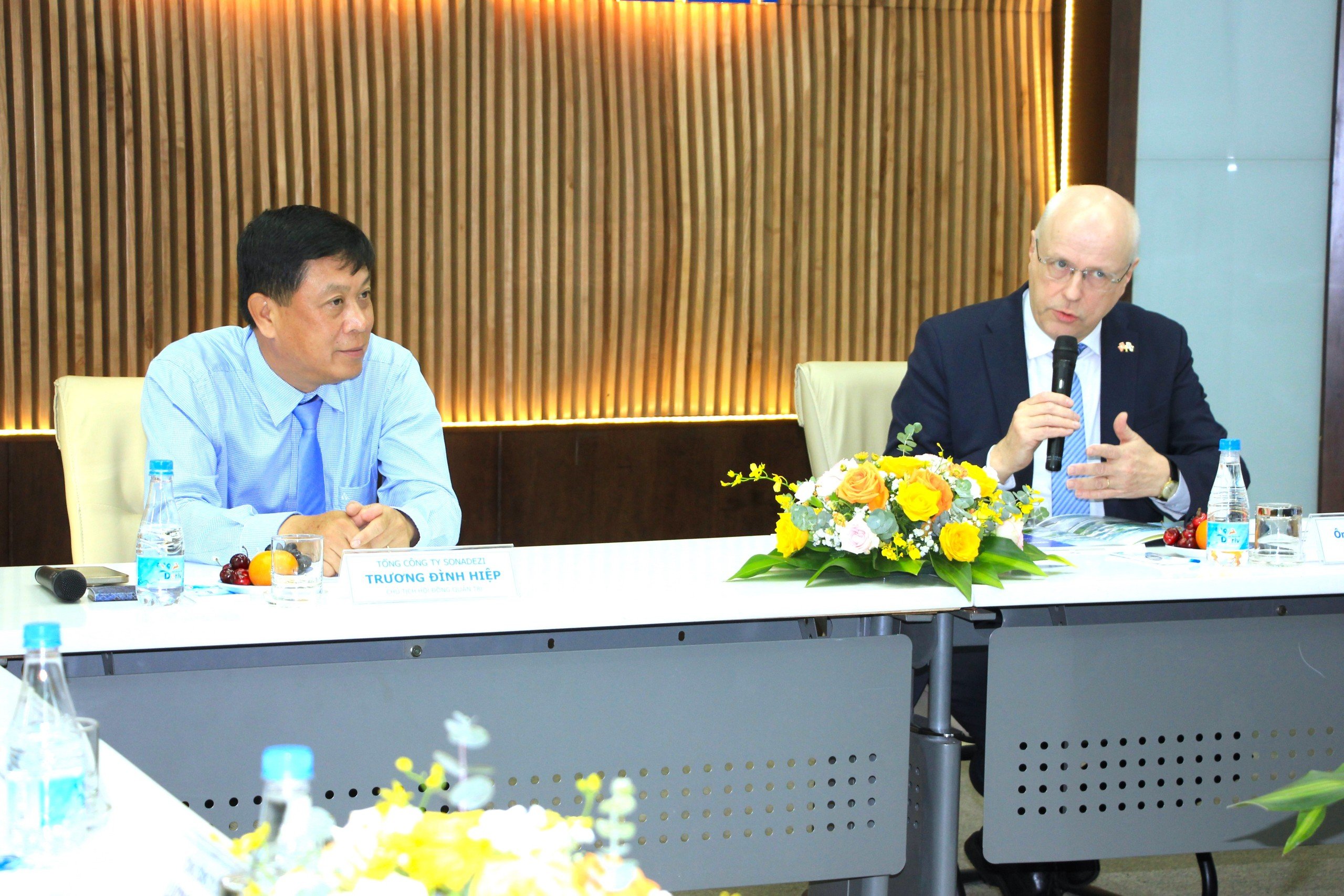 Đại sứ Keijo Norvanto trao đổi với Tổng công ty Sonadezi