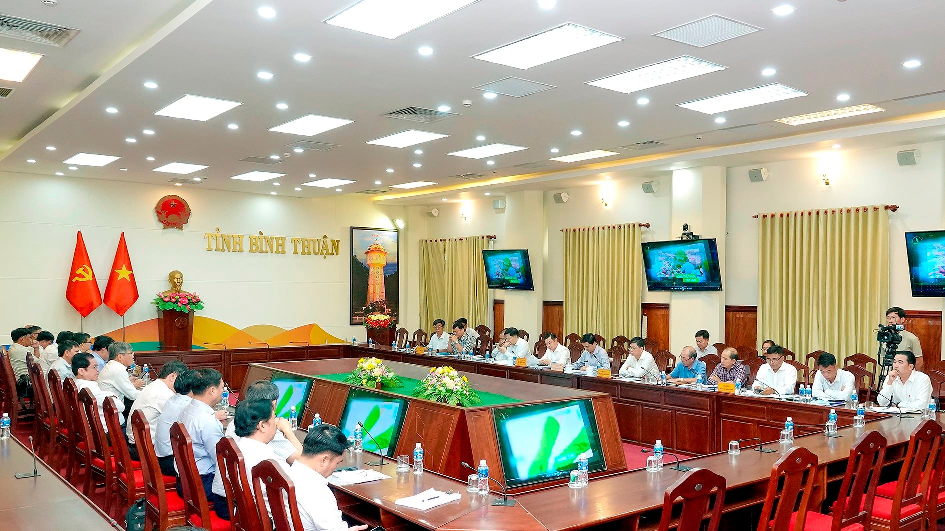 Delegates attending the working session between Binh Thuan province and Vietnam Rubber Group