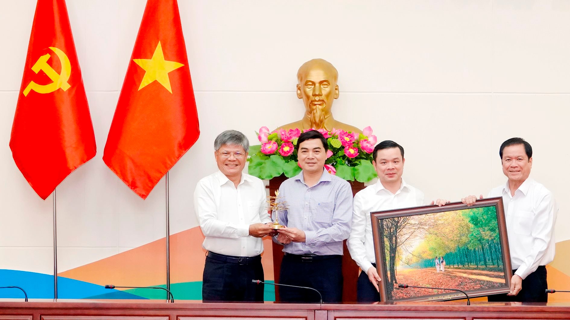 Presenting souvenirs between Binh Thuan province and Vietnam Rubber Group