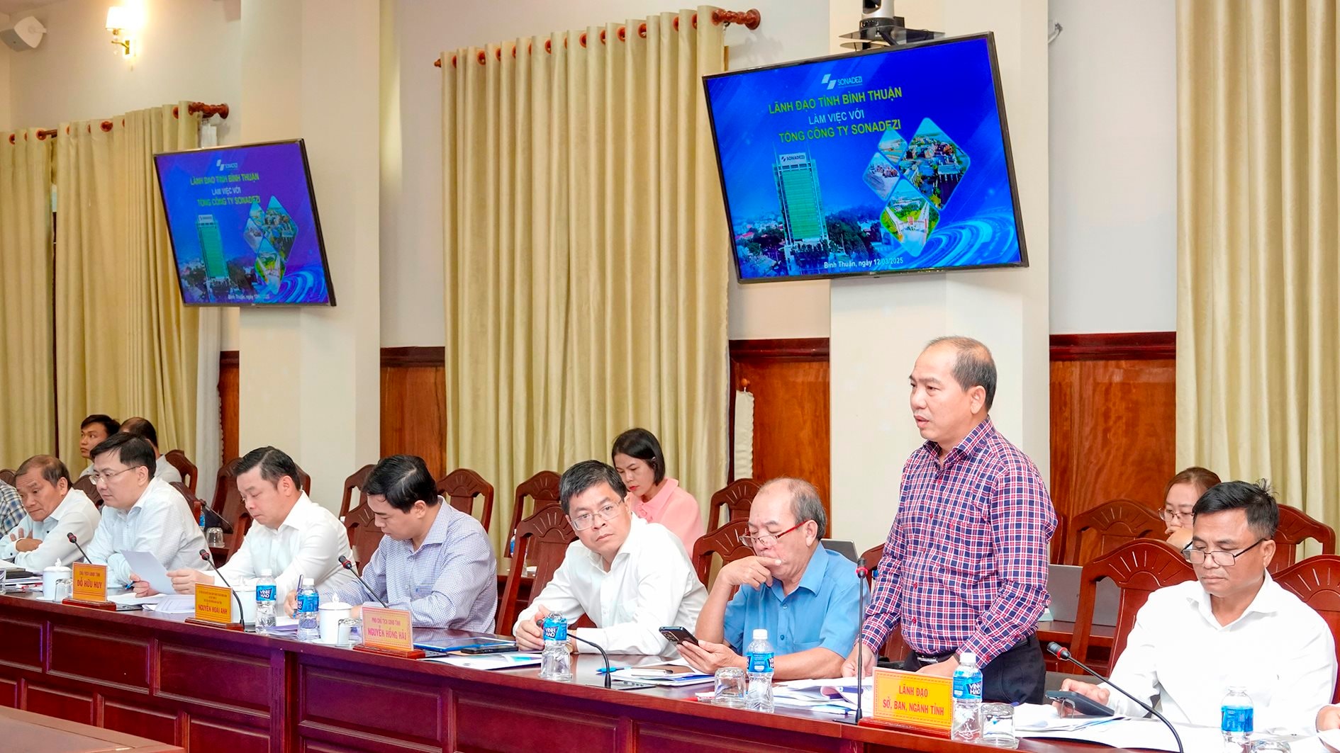 Leaders of Binh Thuan Provincal Department of Construction speaking at the meeting