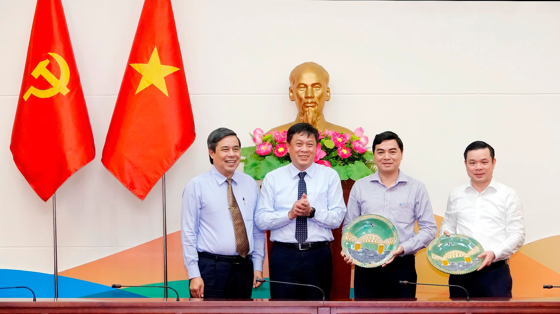 Leaders of Binh Thuan province and SONADEZI Corporation presented souvenirs