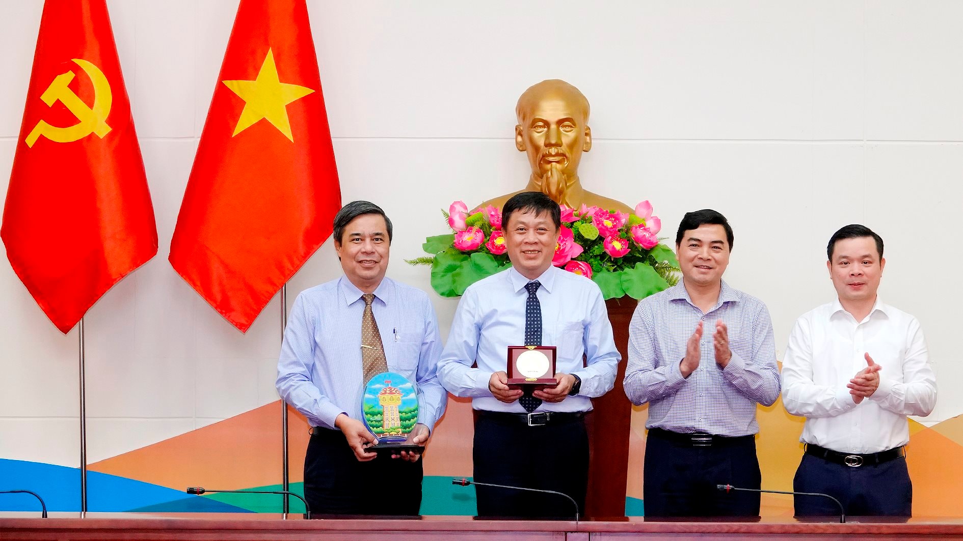 Leaders of Binh Thuan province and SONADEZI Corporation presented souvenirs