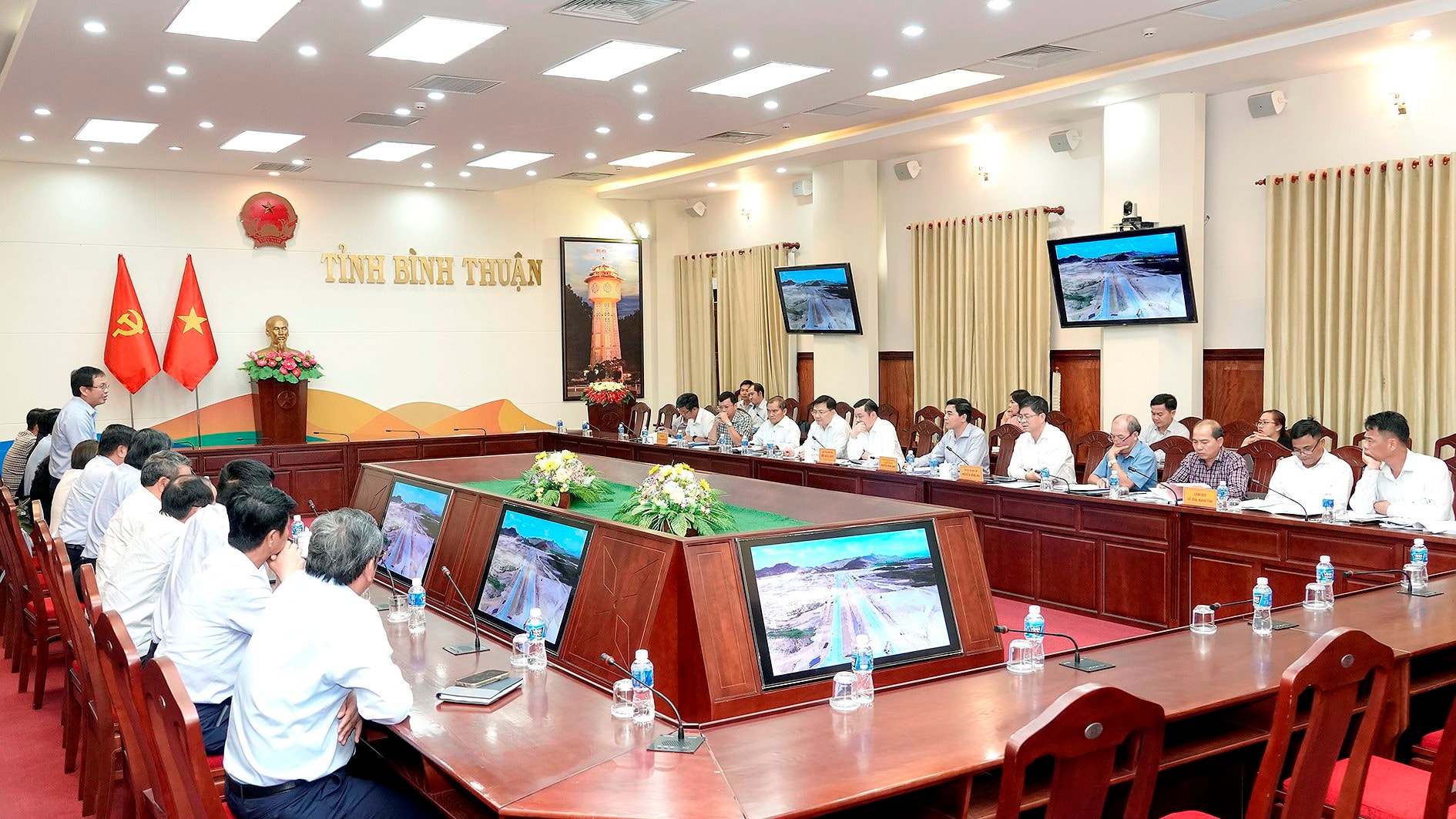 The scene of the working session between Binh Thuan provincial leaders and Sonadezi Corporation