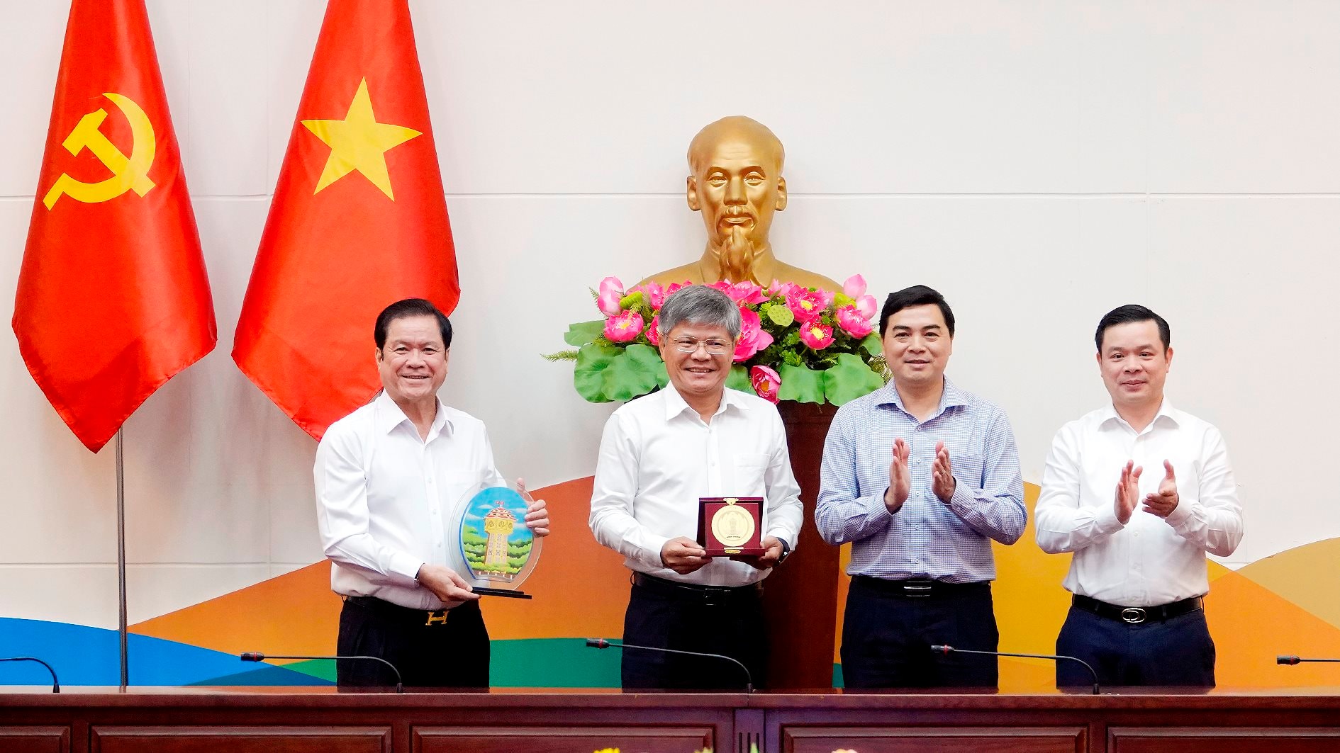 Presenting souvenirs between Binh Thuan province and Vietnam Rubber Group